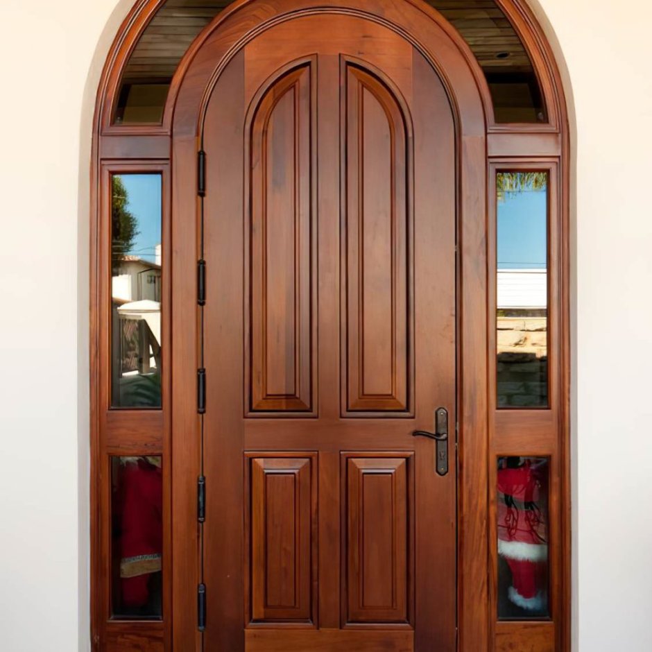 Дверь входная деревянная