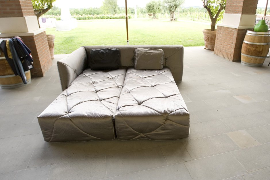 Диван раскладывается по половинкам