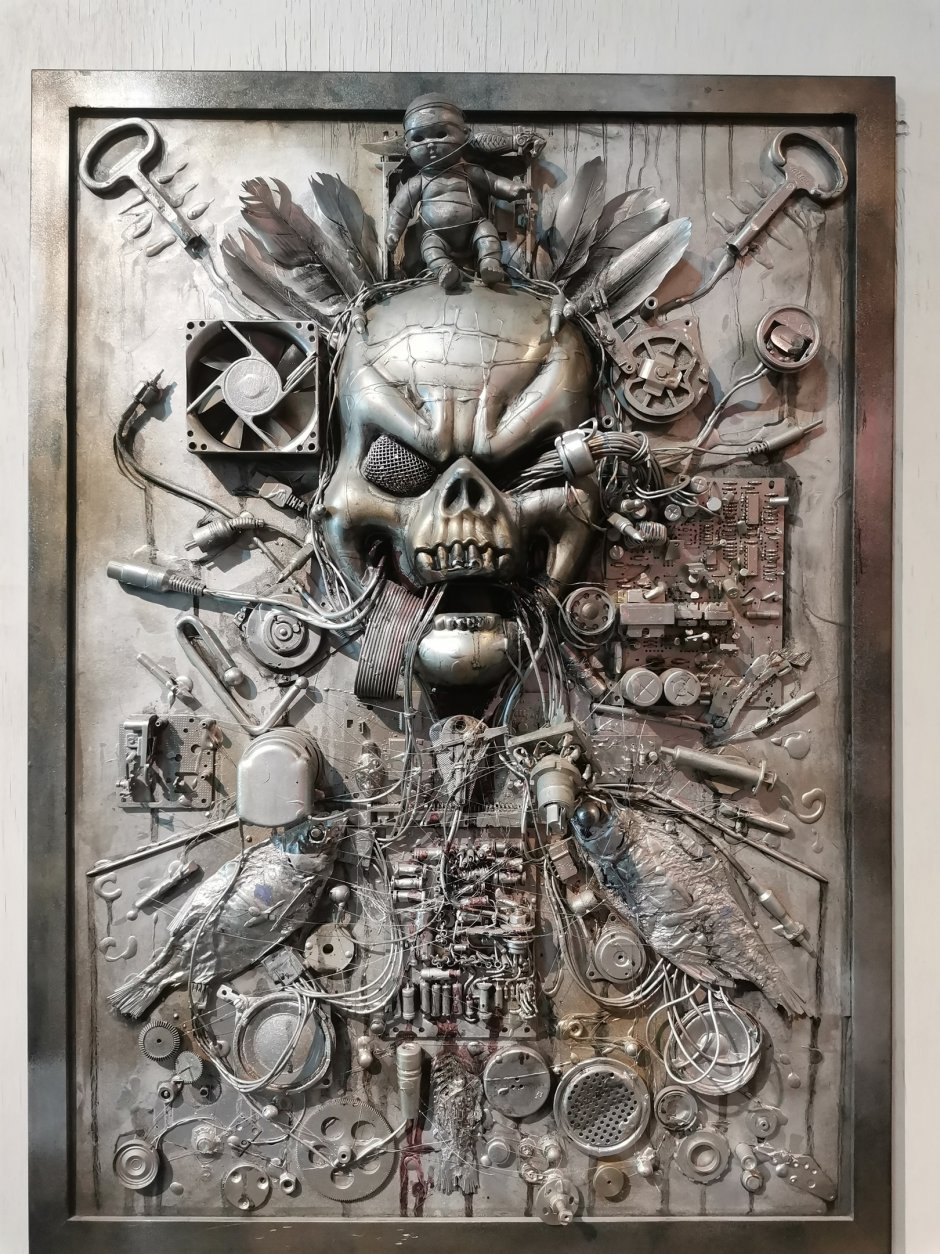 Панно из металлических деталей