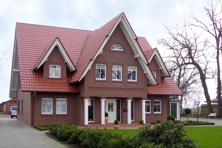 Дом из силикатного кирпича с красной крышей