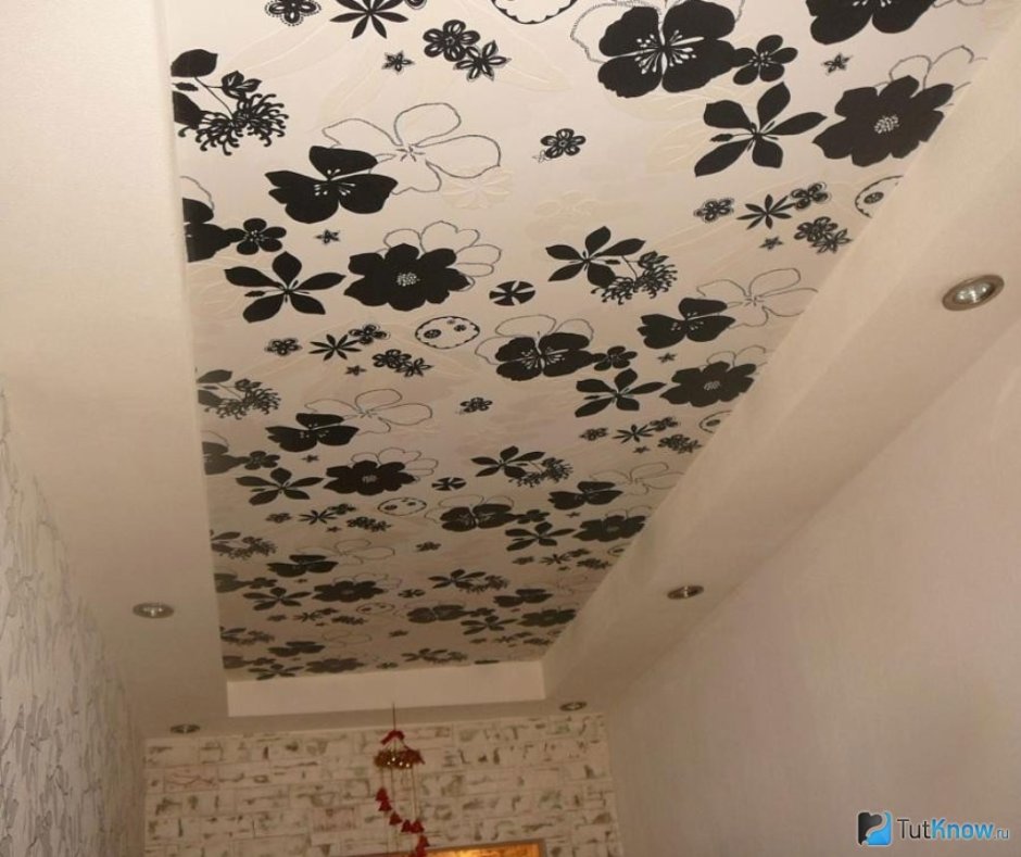 Потолок оклеенный обоями