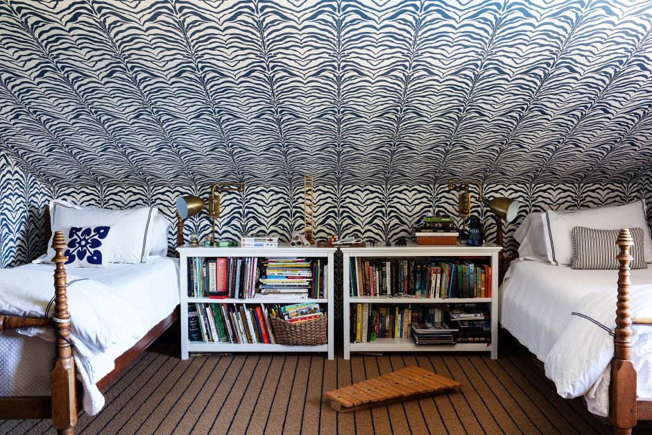 Идея потолков мансарда обои или панели