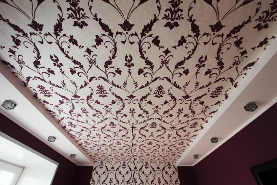Оклейка потолка