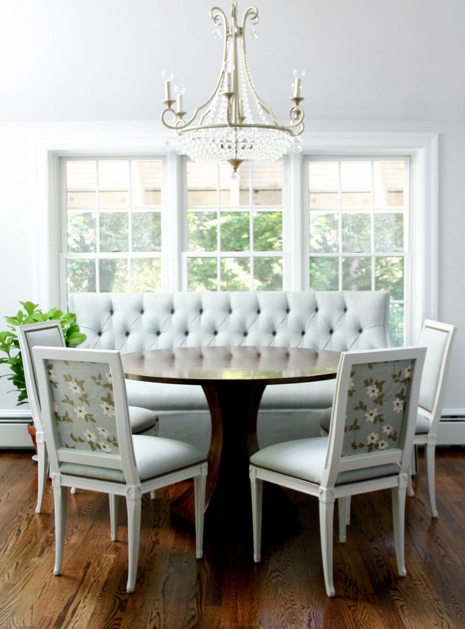 Кухонный уголок с круглым столом