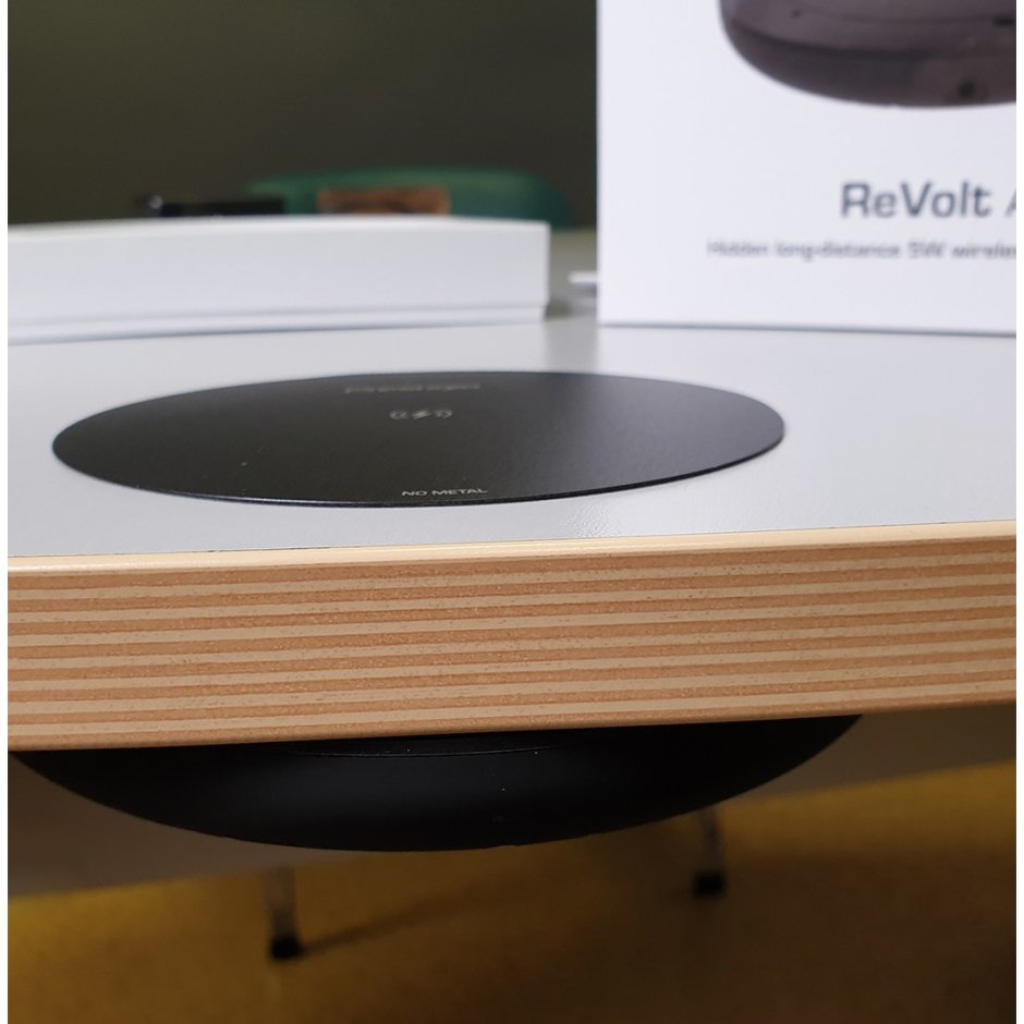 Полка с беспроводной зарядкой