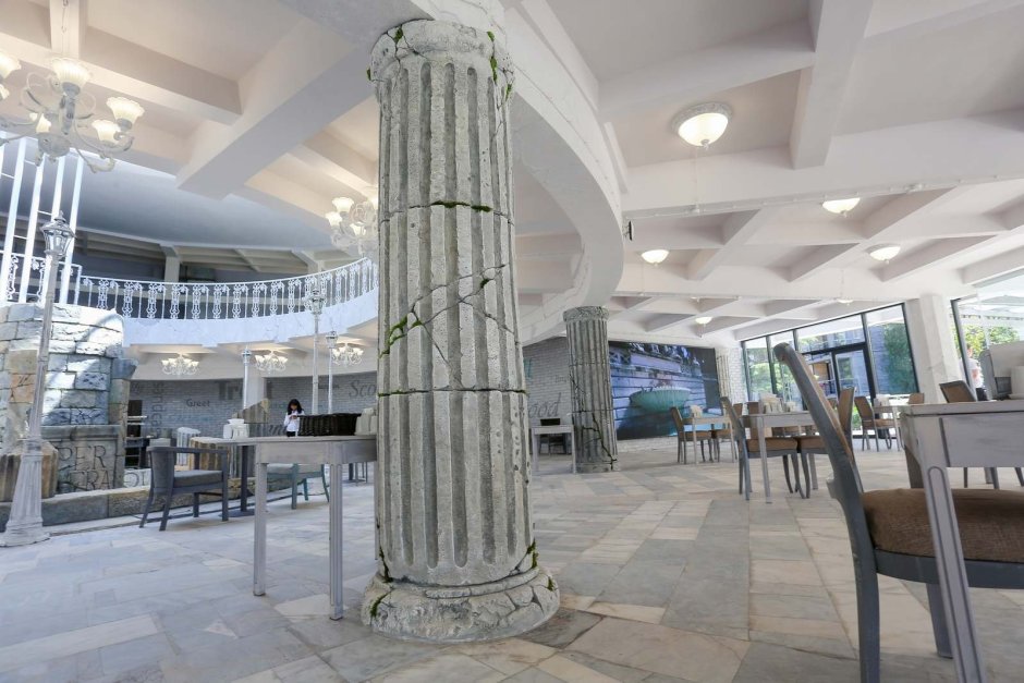 Греческие колонны ресторане