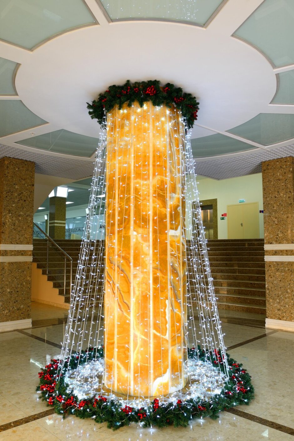 Украшение колонны в фойе к новому году