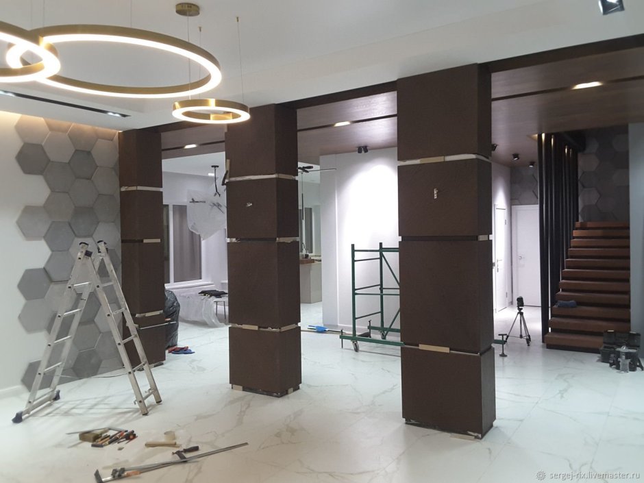 Металлические колонны в интерьере