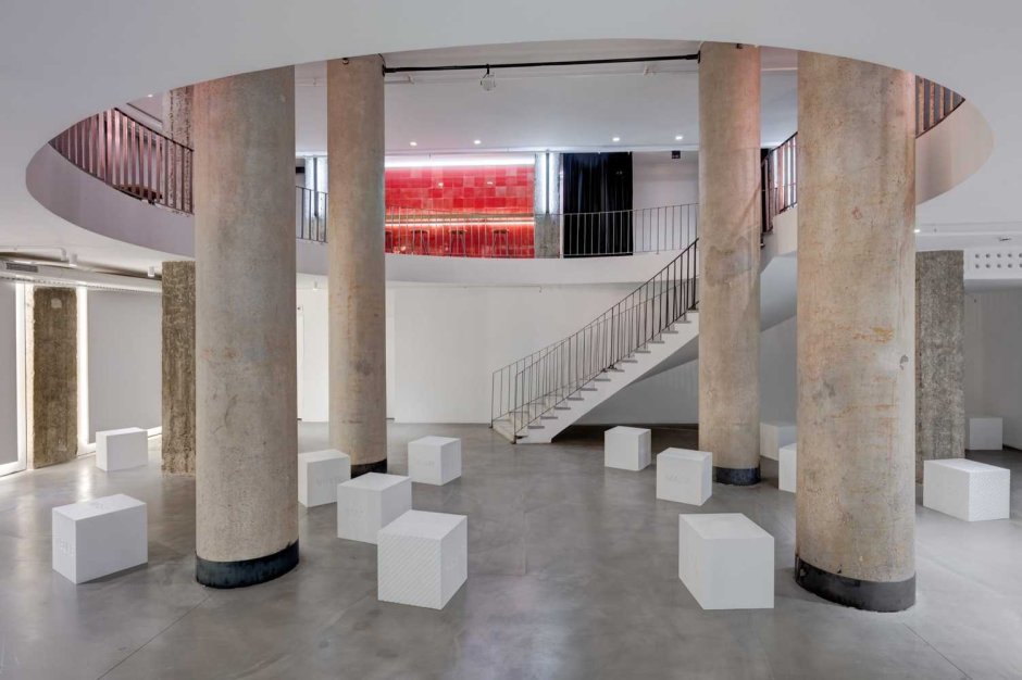 Круглые колонны в современном интерьере