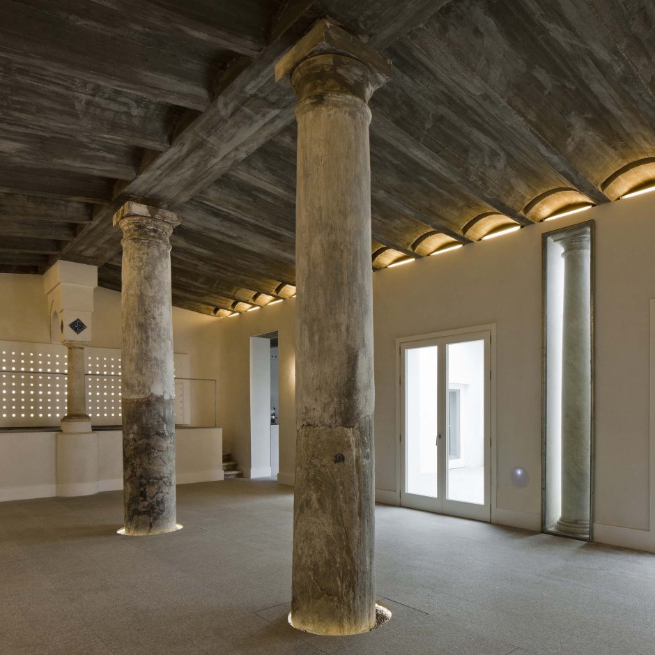 Интерьер школы с калонами