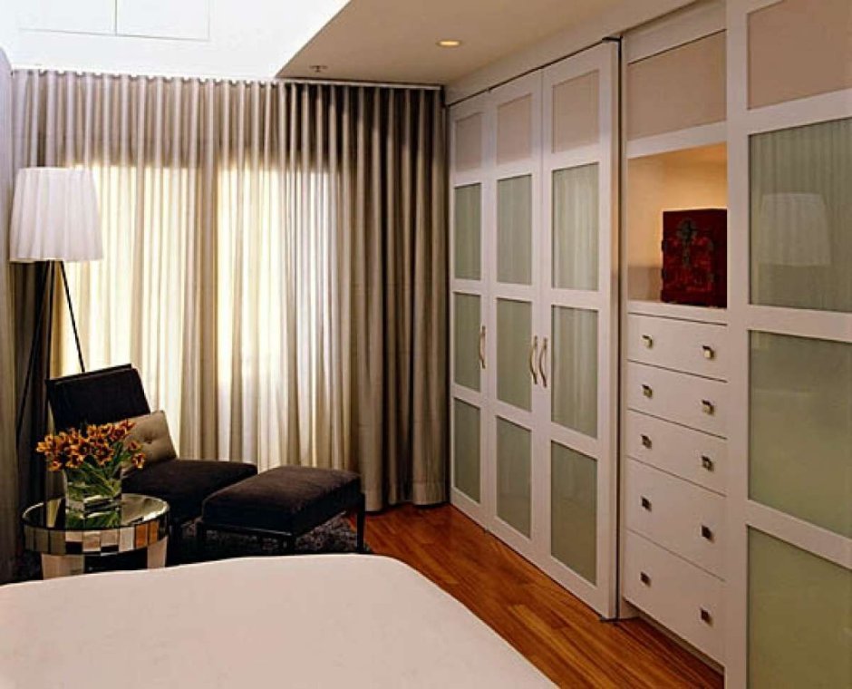 Шкаф купе вдоль всей стены