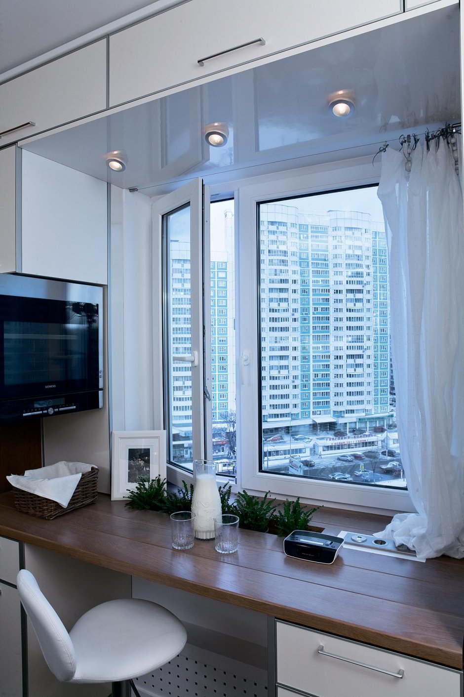 Шкаф вокруг окна