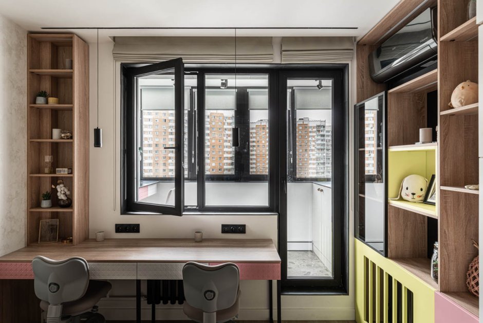 Стол напротив балконной двери