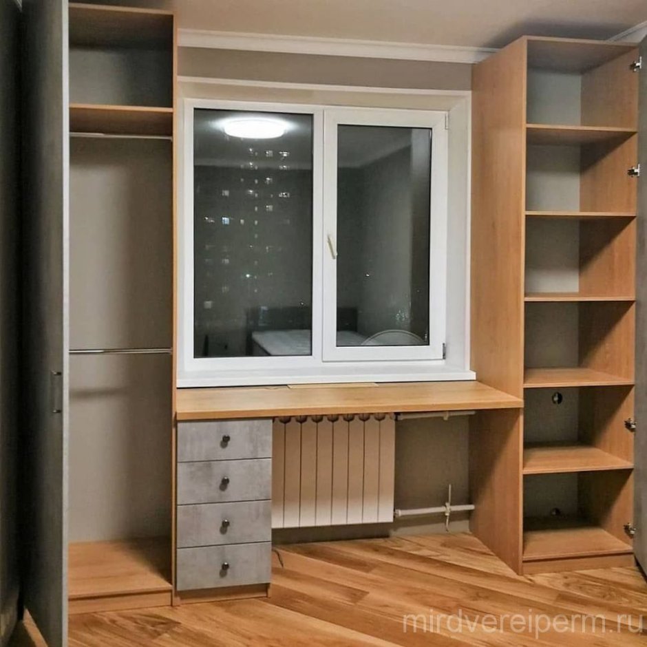 Шкаф у окна