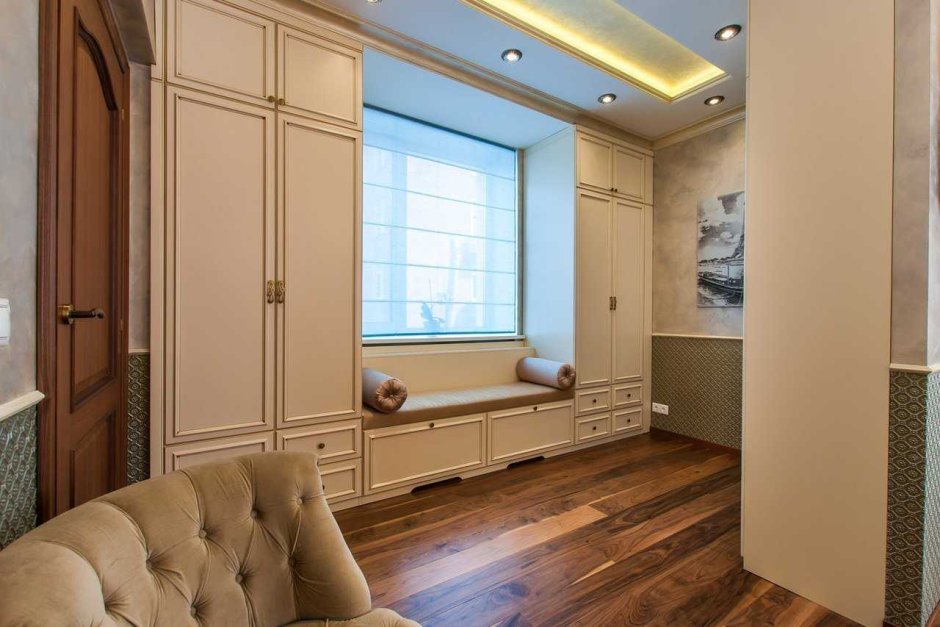 Шкаф вокруг окна в спальне