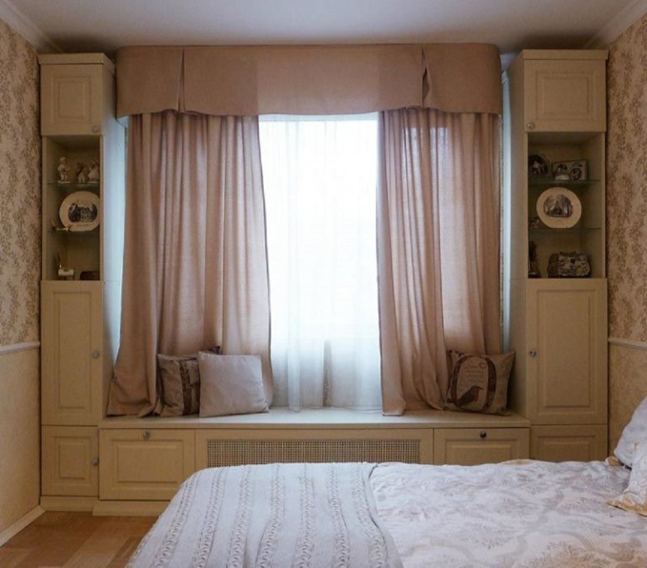 Встроенный шкаф у окна в спальне