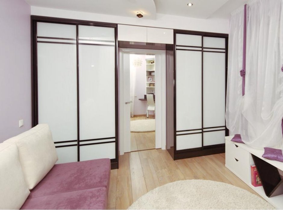 Шкаф купе вокруг двери