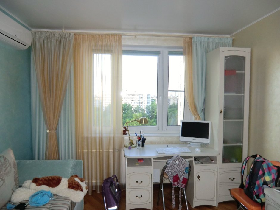 Письменный стол у окна с балконом