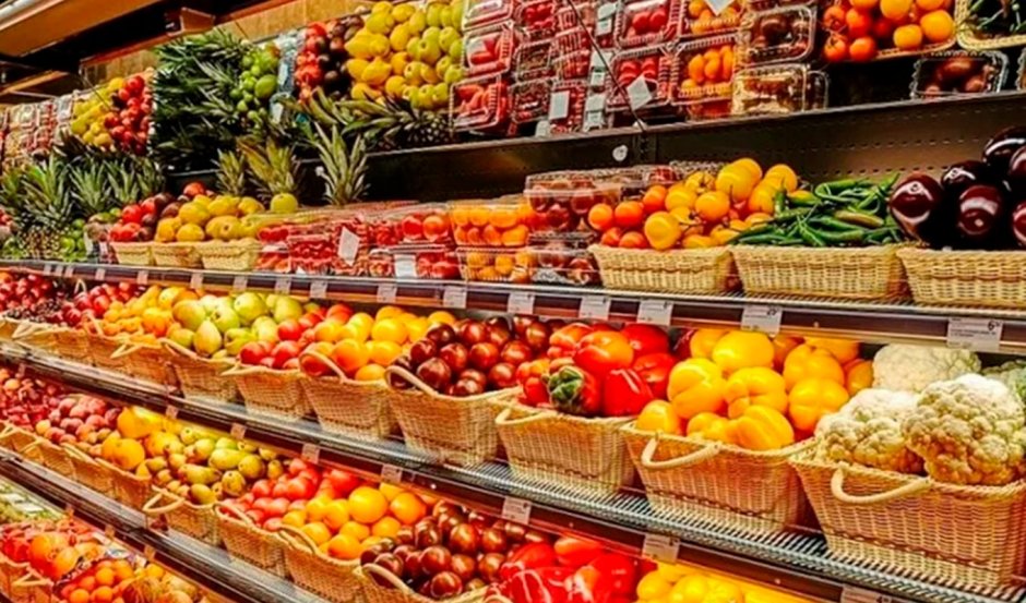 Выкладка овощей и фруктов на рынке