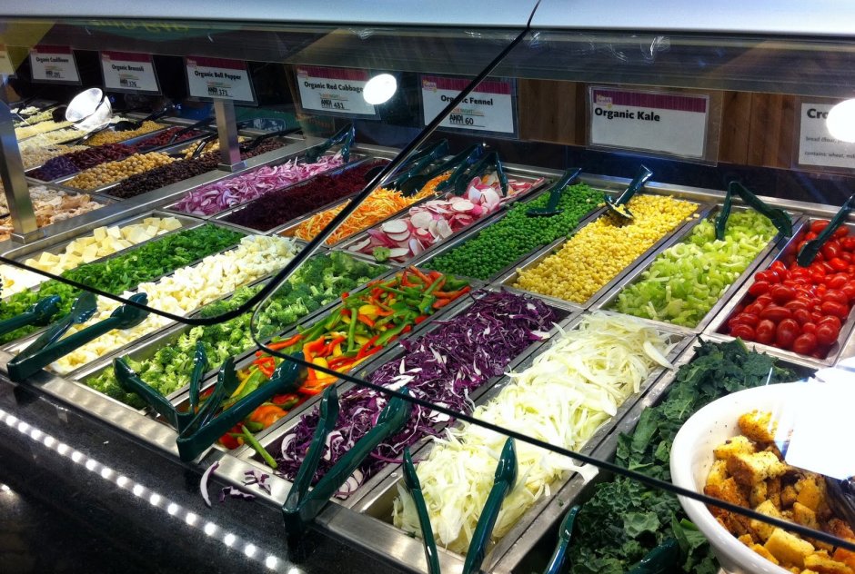 Выкладка салатов в магазине