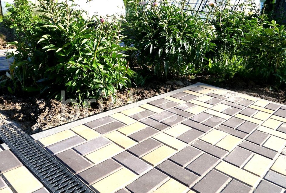 Тротуарная плитка серая с коричневым