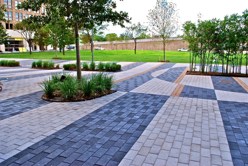 Мощение площади плиткой