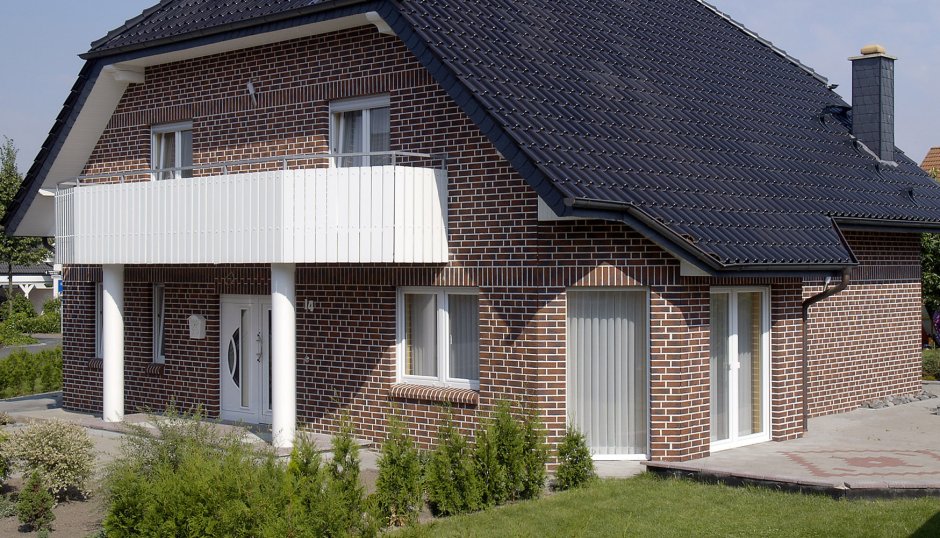 Кирпичный дом с серой крышей