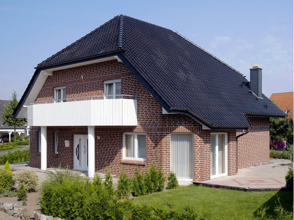 Кирпичный дом с черной крышей