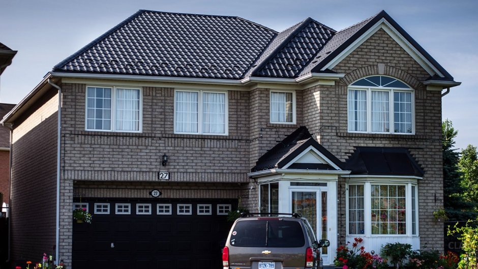 Серая крыша кирпичный фасад