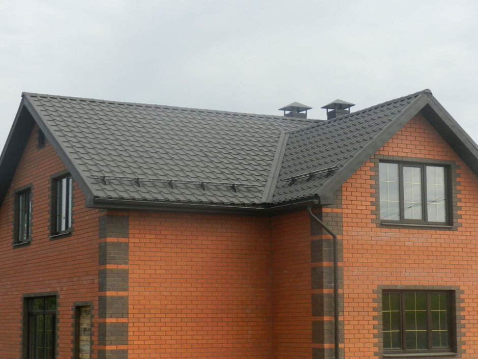 Дом из кирпича с красной крышей