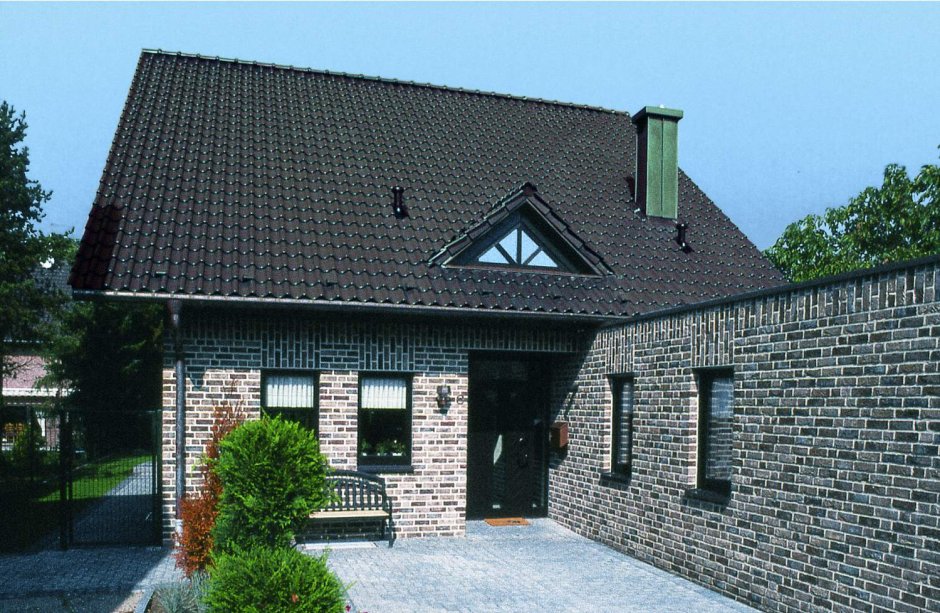 Дом из темного кирпича двускатная крыша