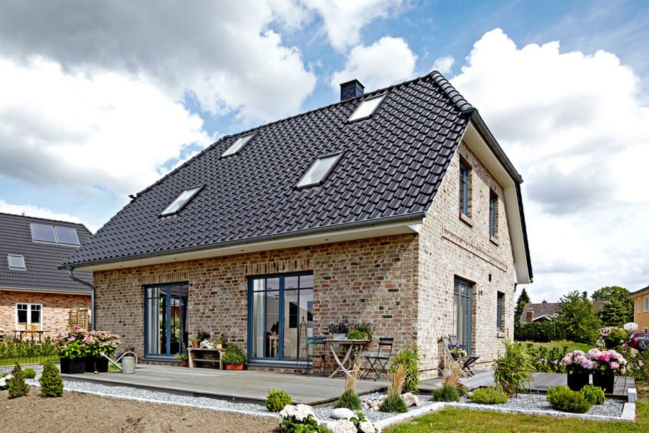 Кирпичный дом с серой крышей