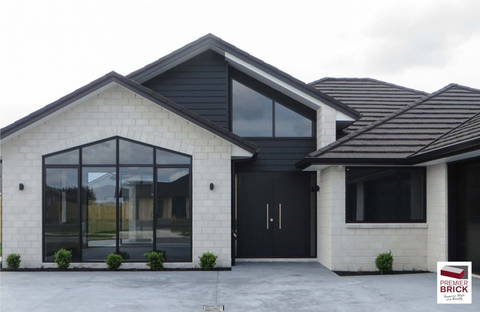 Одноэтажный дом с черными окнами