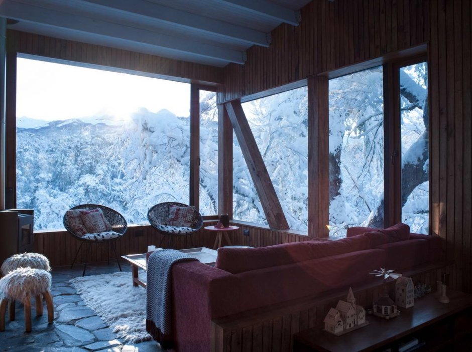 Домик с панооамными окнами в горох