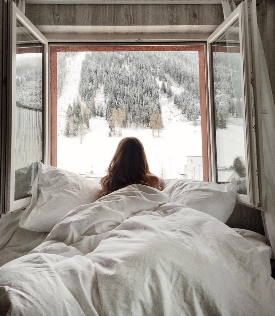 Кровать и окно с видом на горы