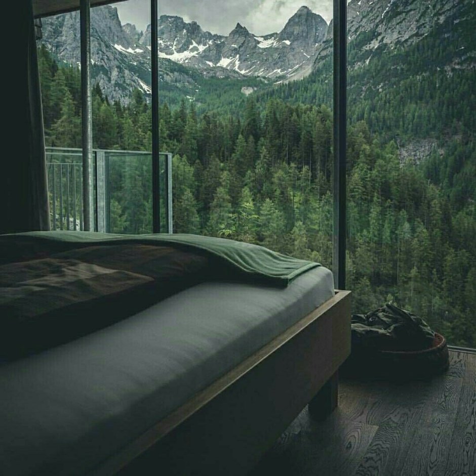 Домик в горах с панорамными окнами