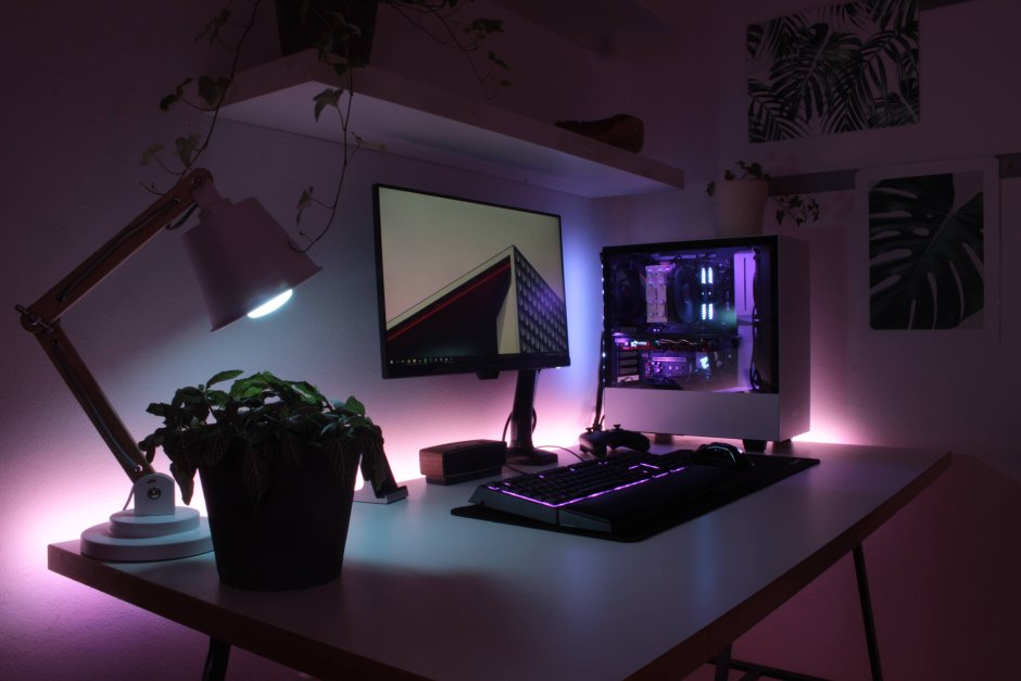 Компьютерное место с подсветкой