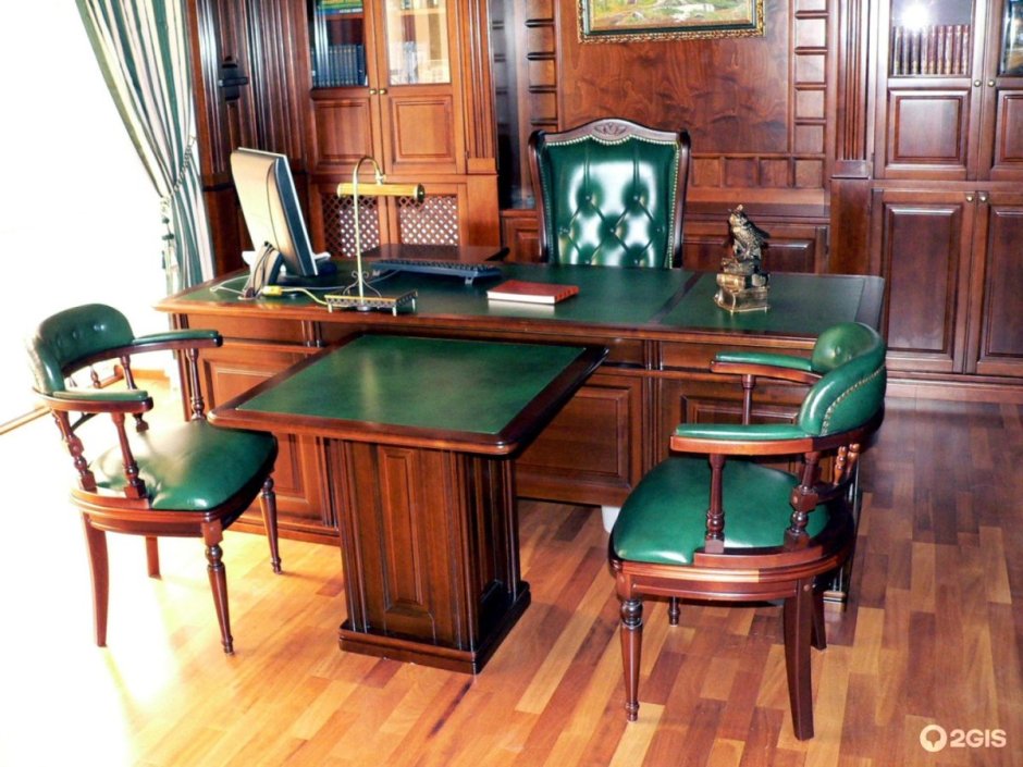 Стол в кабинет с зеленым сукном