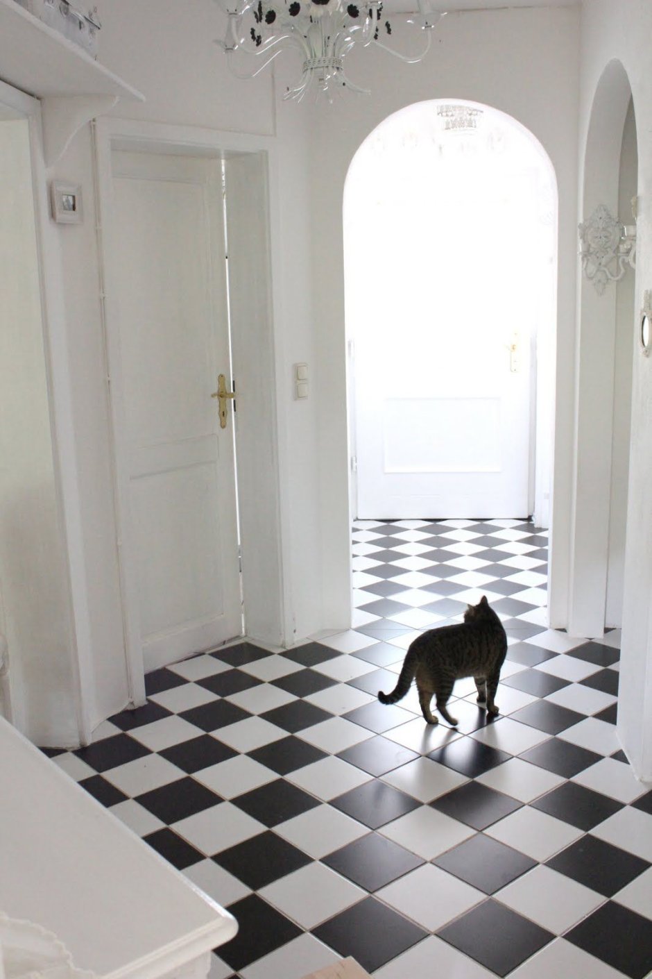 Черно белая плитка в коридоре