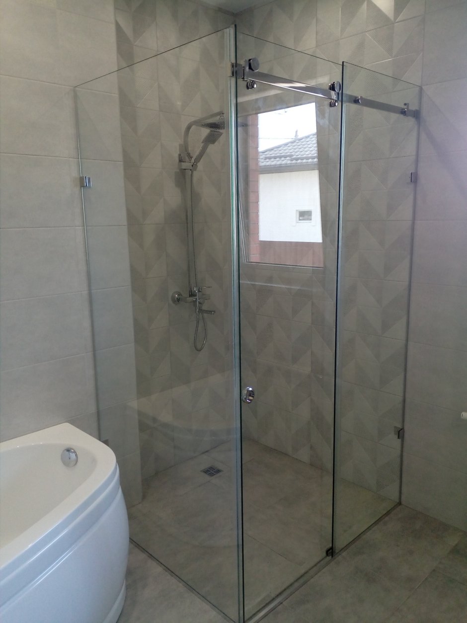 Душевая из монолитного поликарбоната