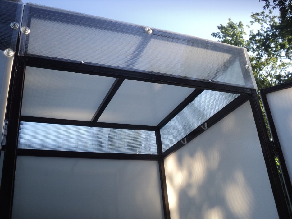 Душ из коричневого поликарбоната