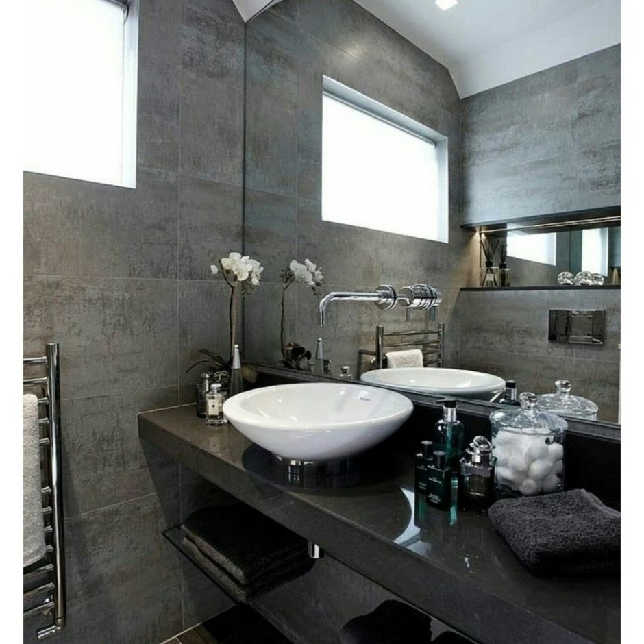 Ванная комната с серыми стенами