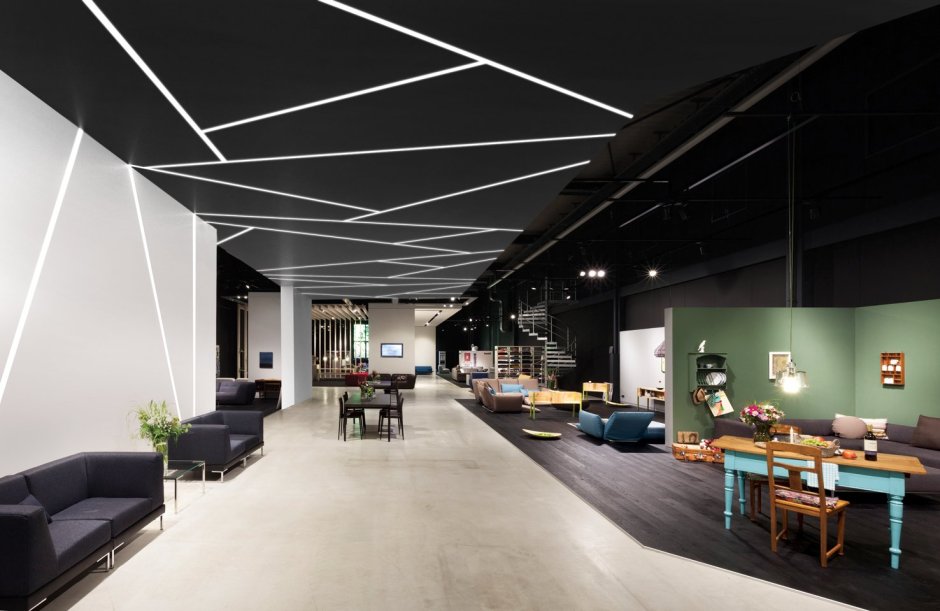 Черный потолок в офисе