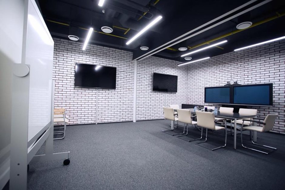 Освещение потолка в офисе лофт