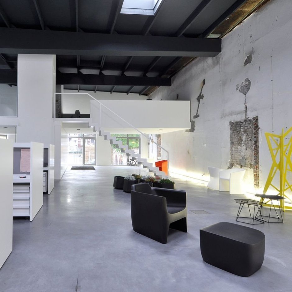 Черный потолок в офисе