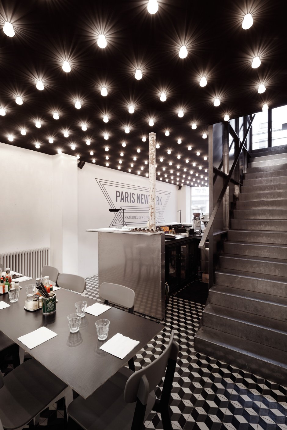 Черный потолок в ресторане