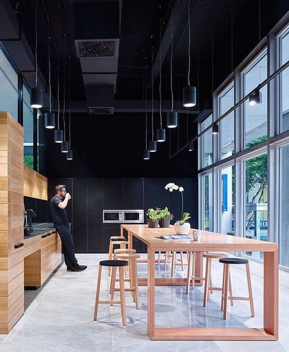 Офис темный потолок