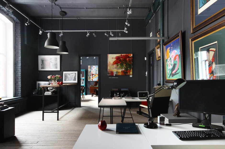 Черный потолок в офисе