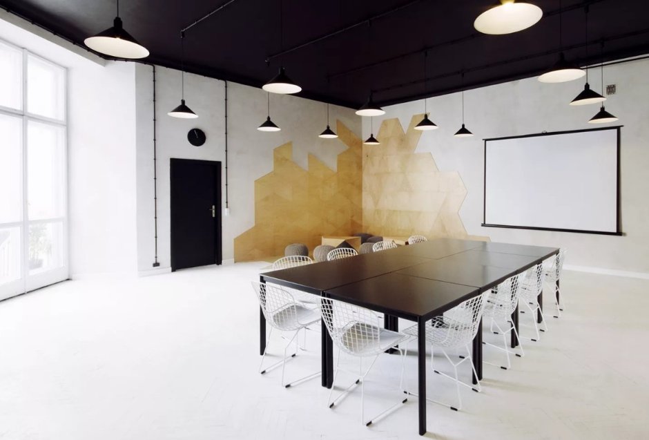 Черный потолок в офисе