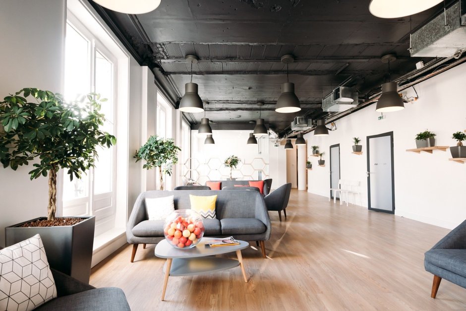 Офис лофт черный потолок